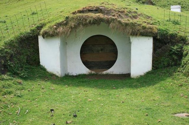 Як виглядає "місто хоббітів": яскраві фото - фото 170050