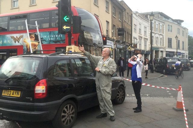 Як бджолиний рій заблокував рух у Лондоні: моторошне відео