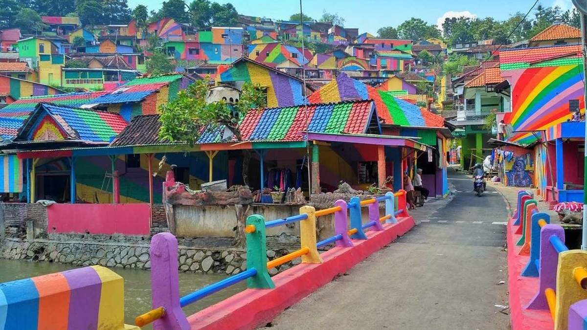 Як виглядає "веселкове" село в Індонезії: яскраві фото - фото 1