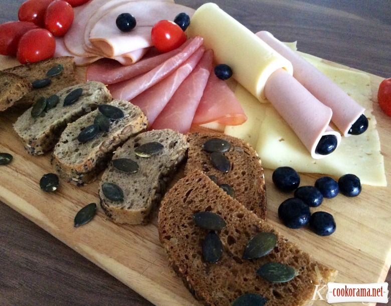 Хліб з цвіллю: викинути чи обрізати і з'їсти?