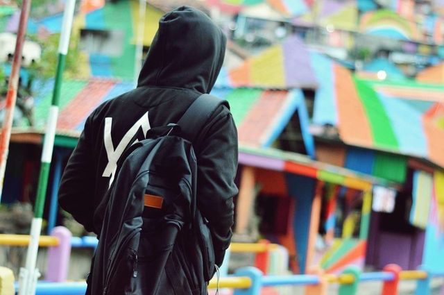 Як виглядає "веселкове" село в Індонезії: яскраві фото - фото 166624