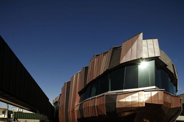 Незвичайні аеропорти світу: вражаючі фото - фото 165909