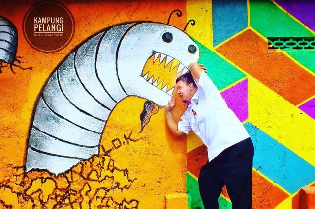 Як виглядає "веселкове" село в Індонезії: яскраві фото - фото 166620