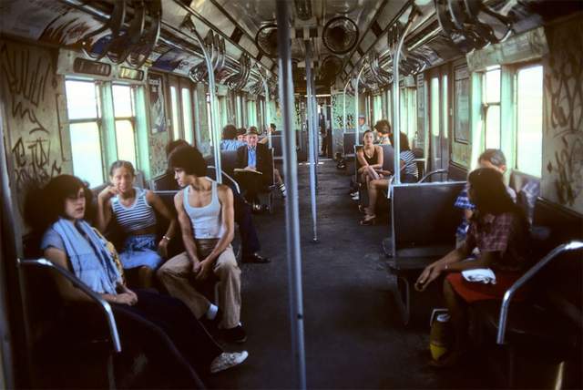 Як виглядало метро Нью-Йорка в 80-х роках: яскраві фото - фото 165658