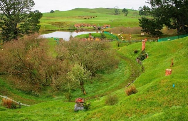 Як виглядає "місто хоббітів": яскраві фото - фото 170046