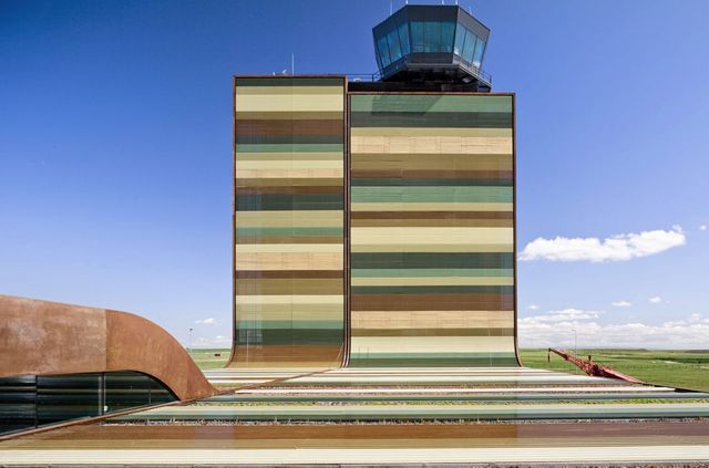 Незвичайні аеропорти світу: вражаючі фото - фото 165920