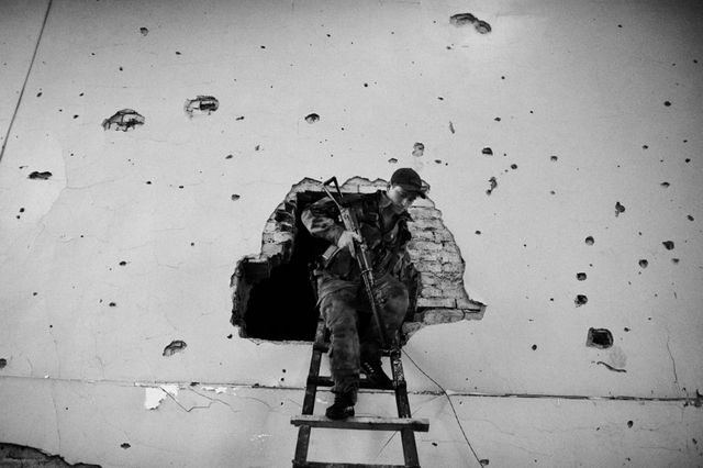 "Чорно-біла" війна на Донбасі та унікальні мумії в Лаврі: 5 травня у трьох фото - фото 164511