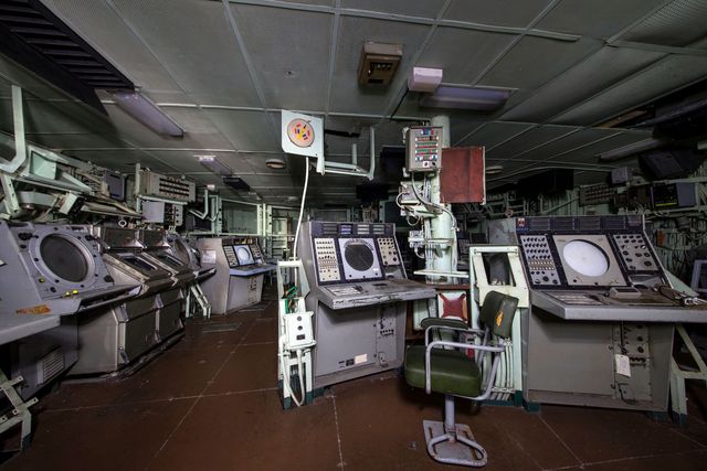 Покинута легенда! Вражаючі фото ракетного крейсера - фото 164470