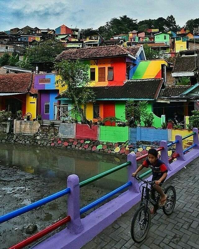 Як виглядає "веселкове" село в Індонезії: яскраві фото - фото 166623