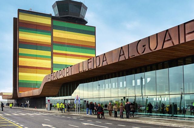 Незвичайні аеропорти світу: вражаючі фото - фото 165921