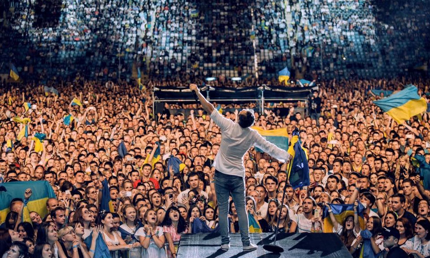 У Вакарчука "згоріли" джинси на концерті в Івано-Франківську: фотофакт