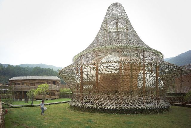 Як виглядає неймовірне село з бамбука у Китаї: ефектні фото - фото 169551