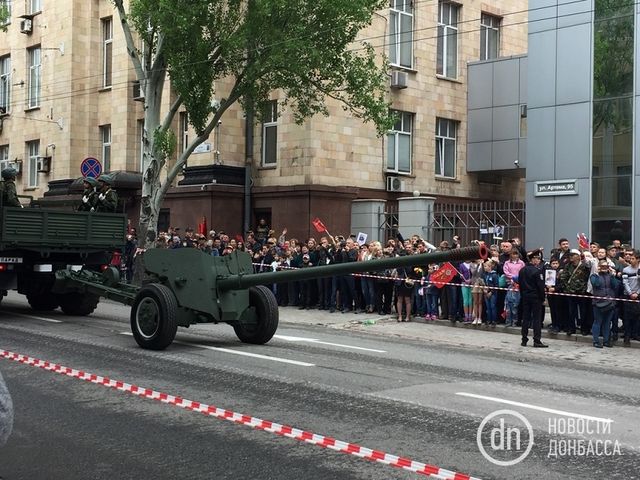 Як проходить 9 травня в окупованому Донецьку: фоторепортаж - фото 165326