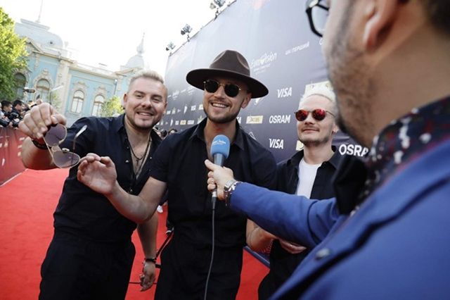 Зірки Євробачення на червоній доріжці: яскраві фото - фото 164855