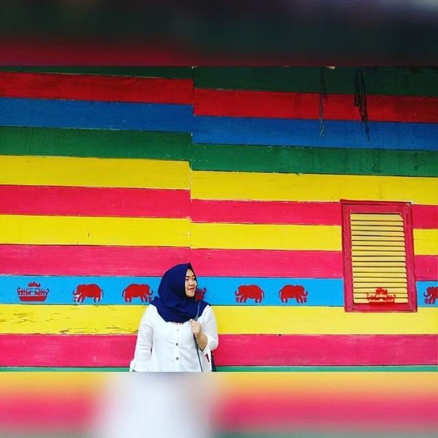 Як виглядає "веселкове" село в Індонезії: яскраві фото - фото 166626