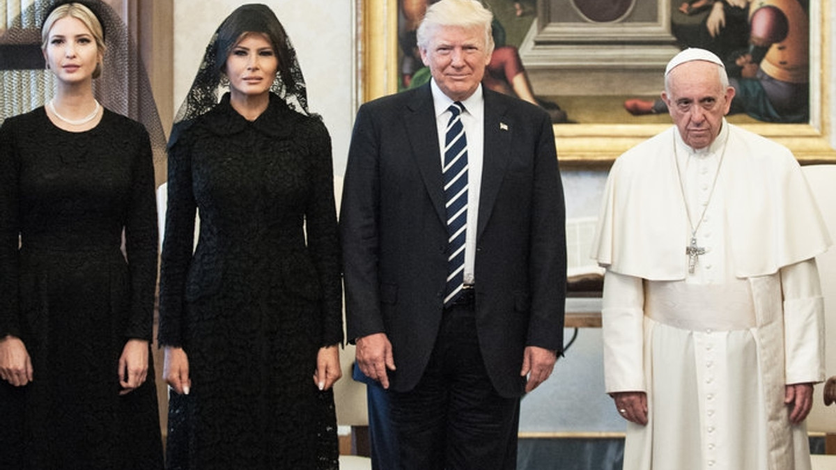Обличчя Папи під час зустрічі з Трампом стало новим інтернет-мемом - фото 1