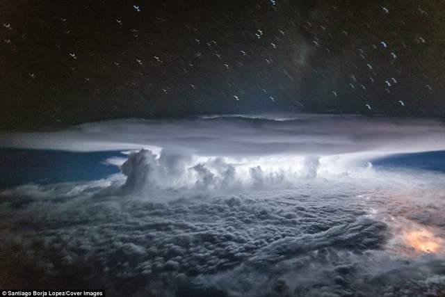 Пілот показав вражаючі фото апокаліптичного неба - фото 166005