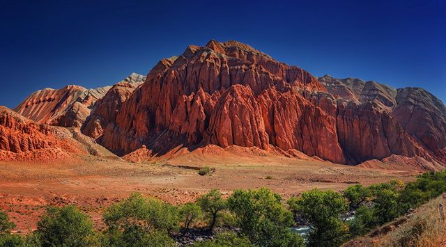Фотограф показав дивовижні знімки "веселкової" долини - фото 169912