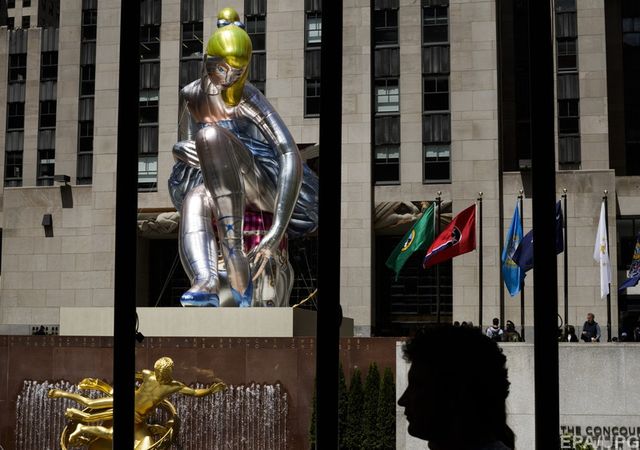 У Нью-Йорку найдорожчий художник сучасності встановив оригінальну скульптуру - фото 166957