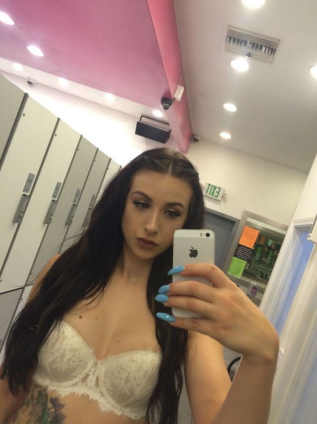 Що роблять стриптизерки у своїх гримерках: відверті фото (18+) - фото 167781