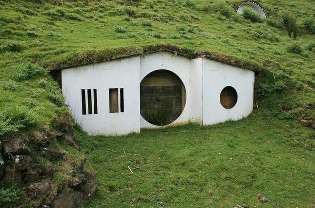 Як виглядає "місто хоббітів": яскраві фото - фото 170047