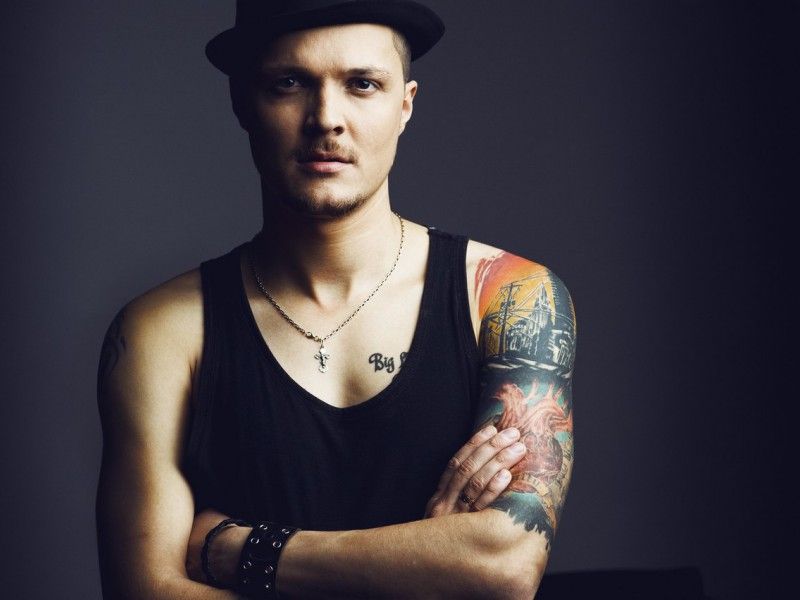 Лідер O.Torvald зробив дивацький подарунок журналістці з Італії