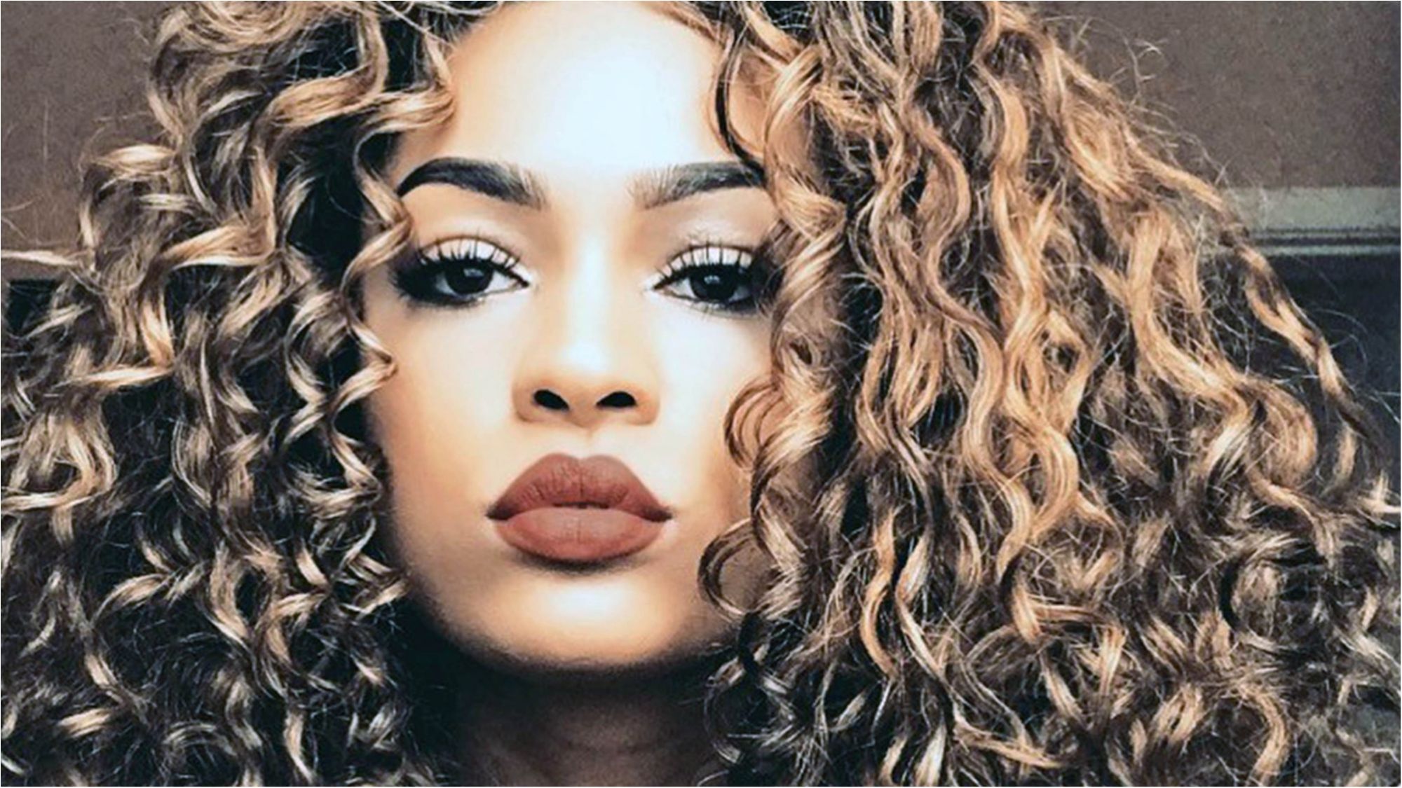 Ця красуня стверджує, що зовнішність заважає їй знайти кохання