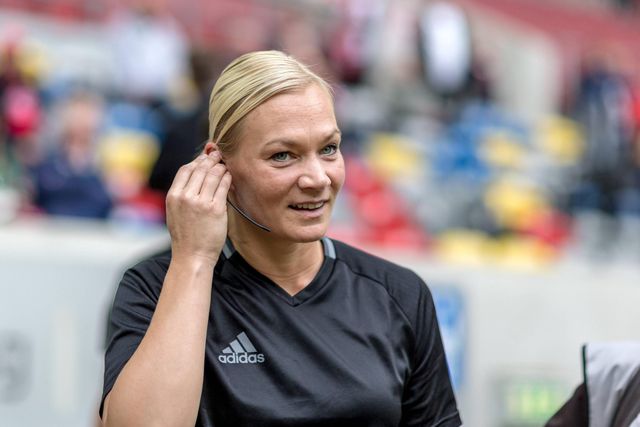 Ефектна блондинка стала першою в історії жінкою-арбітром Німеччини - фото 168038