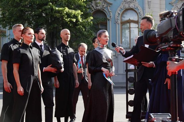 Зірки Євробачення на червоній доріжці: яскраві фото - фото 164861