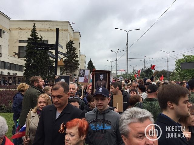Як проходить 9 травня в окупованому Донецьку: фоторепортаж - фото 165323