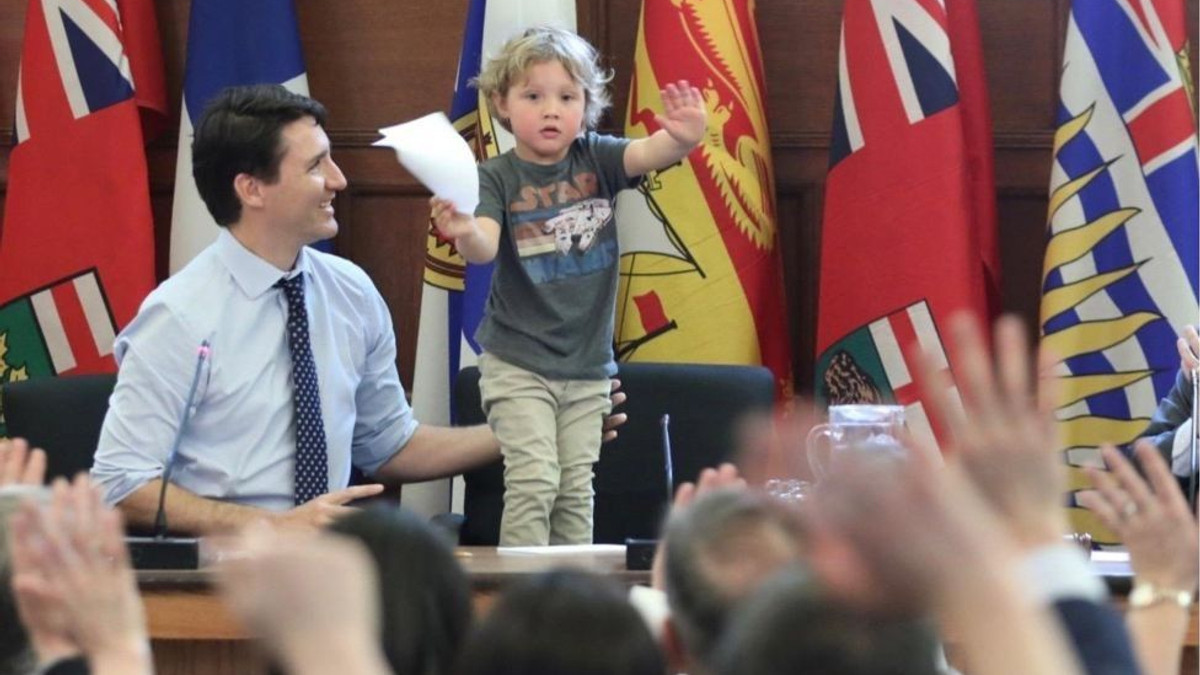 Прем'єр-міністр Канади Трюдо привів на роботу маленького сина: фотофакт - фото 1