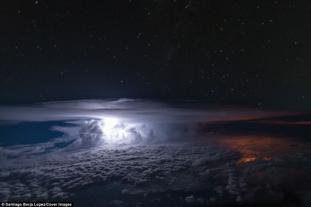 Пілот показав вражаючі фото апокаліптичного неба - фото 166007