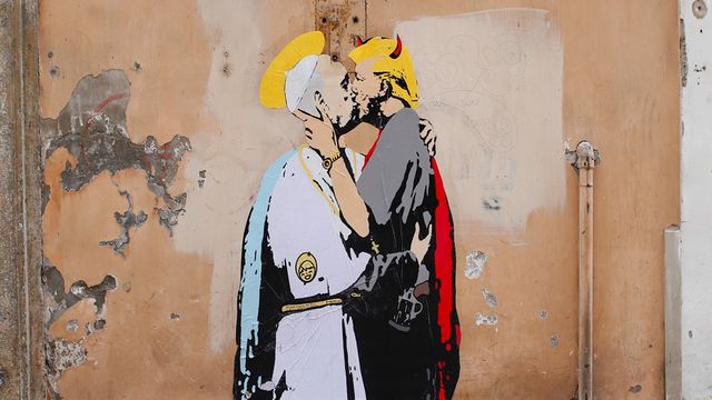 Папа Римський цілується з Трампом-дияволом: у Римі з'явилося шокуюче графіті - фото 165866