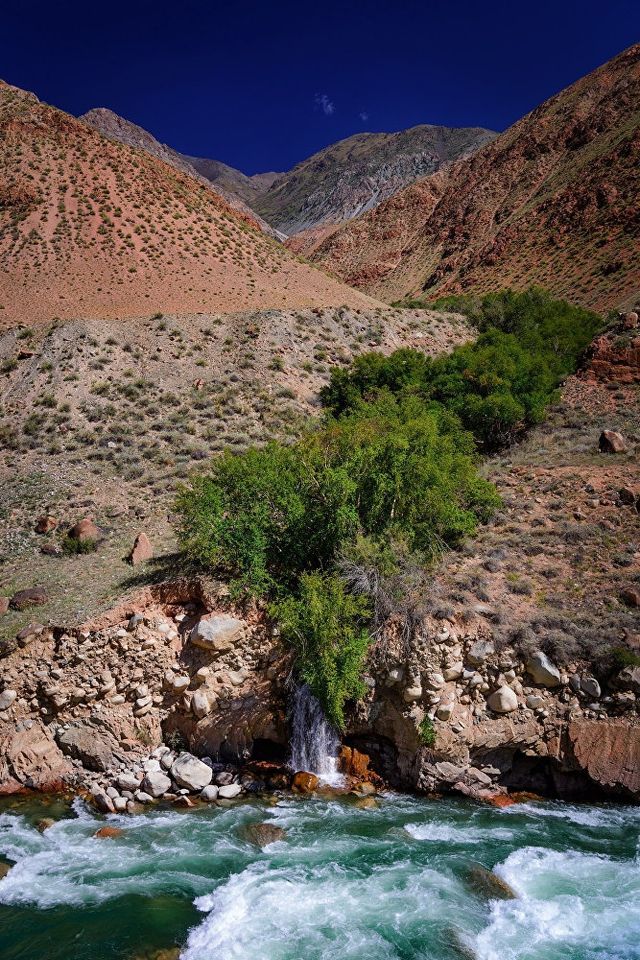Фотограф показав дивовижні знімки "веселкової" долини - фото 169913