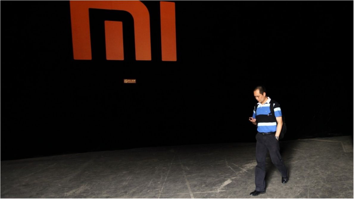 Починається... Смартфон Xiaomi спалахнув у руках жінки