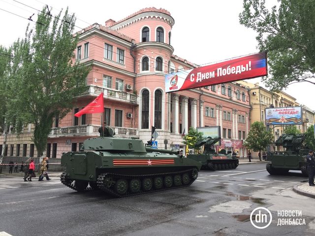 Як проходить 9 травня в окупованому Донецьку: фоторепортаж - фото 165305