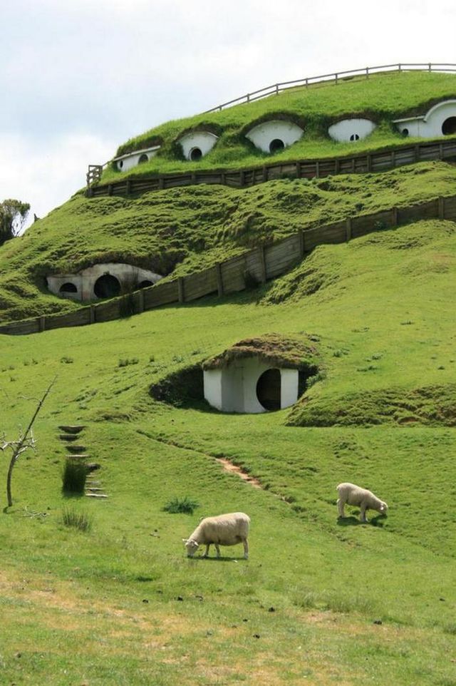 Як виглядає "місто хоббітів": яскраві фото - фото 170048