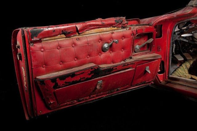 Як виглядає відновлений автомобіль Елвіса Преслі: яскраві фото - фото 164983