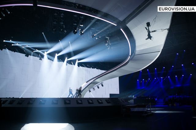 Учасники Євробачення-2017 провели перші репетиції в Києві: яскраві відео - фото 164018