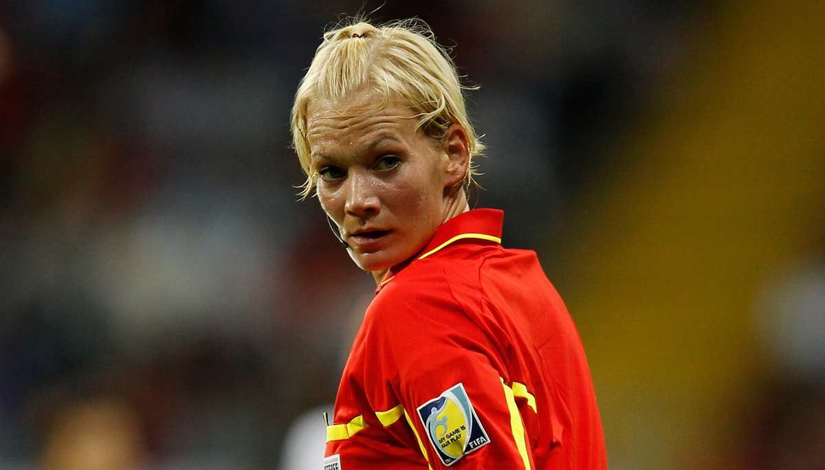 Ефектна блондинка стала першою в історії жінкою-арбітром Німеччини