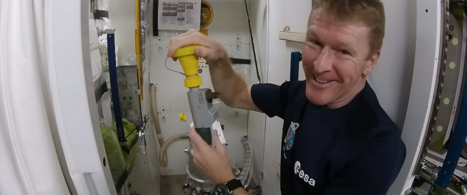 Астронавт Тім Пік показує, як працює туалет на МКС - фото 1