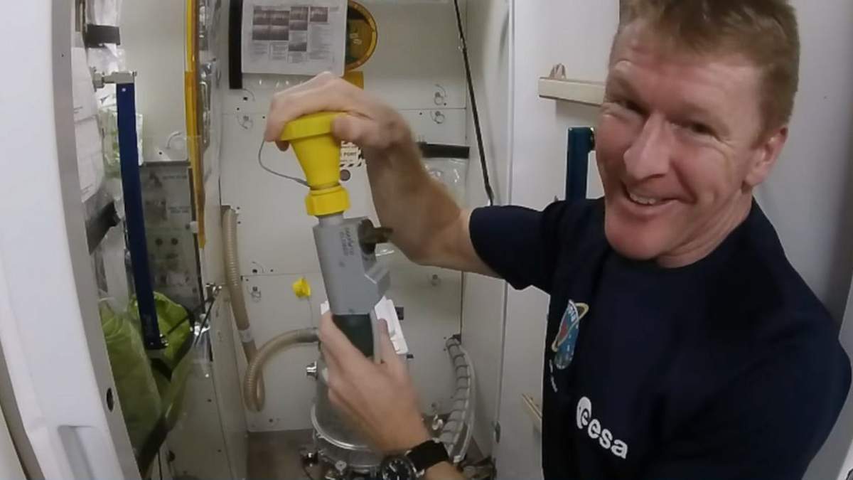 Астронавт Тім Пік показує, як працює туалет на МКС - фото 1