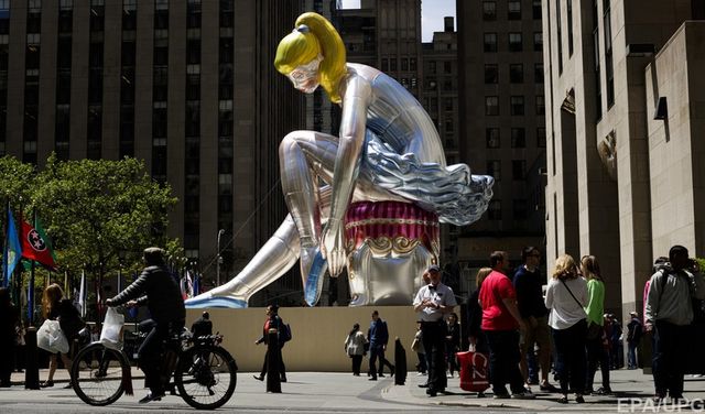 У Нью-Йорку найдорожчий художник сучасності встановив оригінальну скульптуру - фото 166958