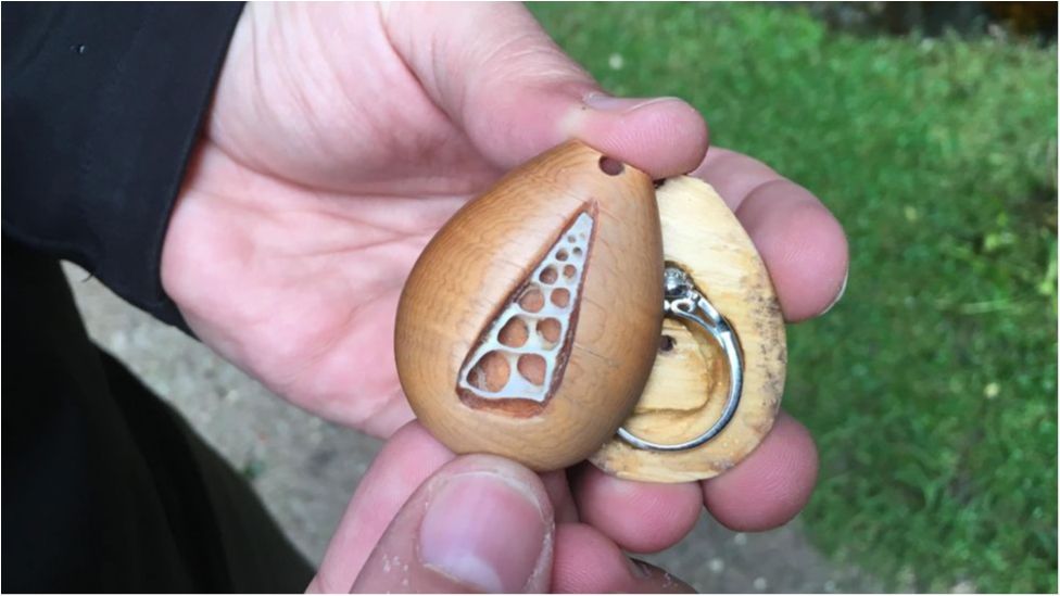 Мережу здивувала захована в кулон коштовна обручка