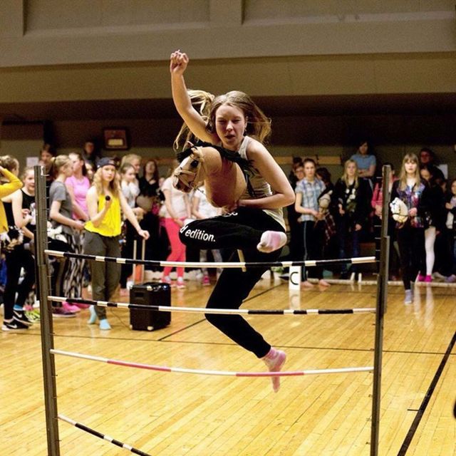 Несправжній кінь: як виглядає божевільний спорт фінських дівчат - фото 163931