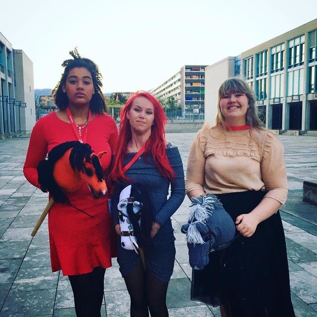 Несправжній кінь: як виглядає божевільний спорт фінських дівчат - фото 163929