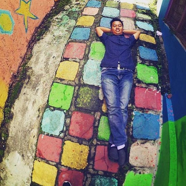 Як виглядає "веселкове" село в Індонезії: яскраві фото - фото 166627