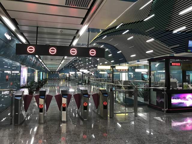 Як виглядає "закинута" станція метро в Китаї: неймовірні фото - фото 166863