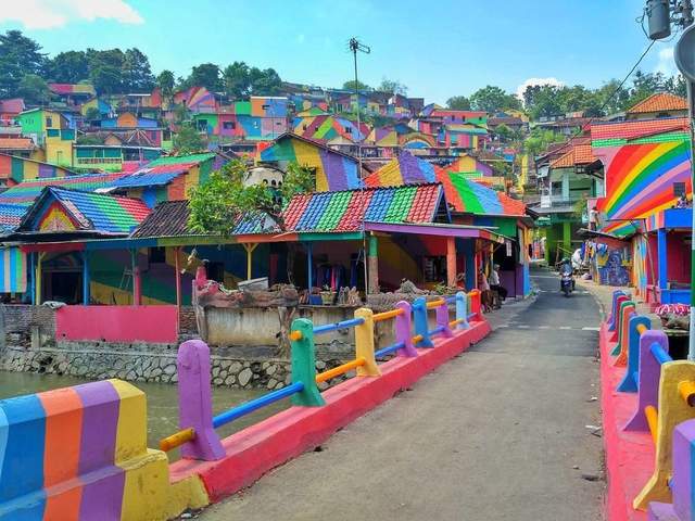 Як виглядає "веселкове" село в Індонезії: яскраві фото - фото 166621