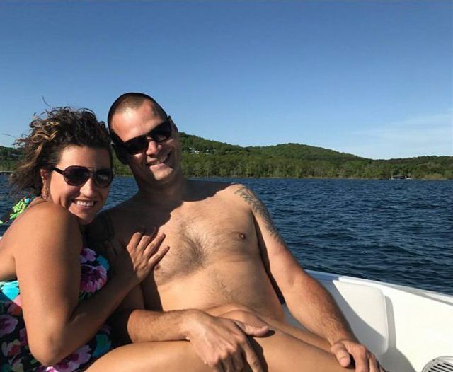 Оптична ілюзія перетворила знімок милої пари у хіт мережі - фото 1